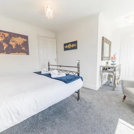 Pass The Keys Two Bed With Parking Near Bowness Centre *
